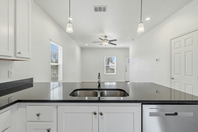 Building Photo - 707 Runnels Ave