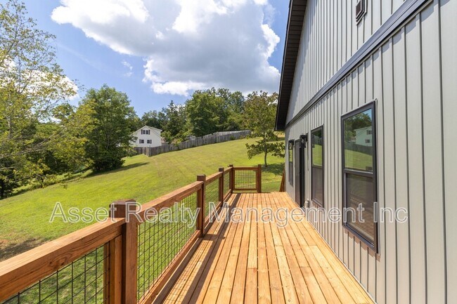 Building Photo - 915 River Cliff Dr