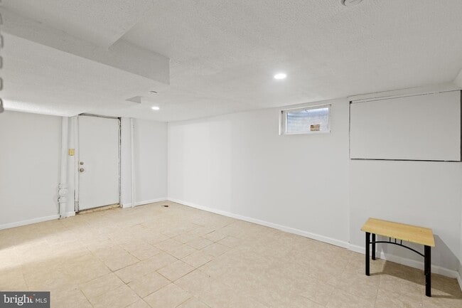 Building Photo - 4816 Woodlawn Dr