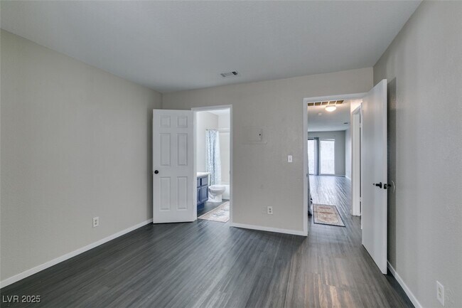 Building Photo - 810 N Sloan Ln