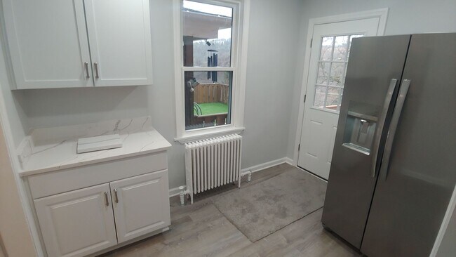 Building Photo - *Updated & Spacious 2BD/1BA First Floor apartment for rent in Mt. Washington*