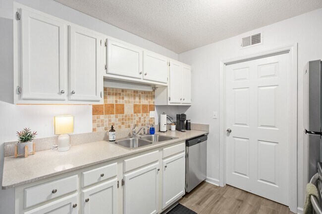 Building Photo - Furnished 1-Bedroom Condo with Modern Upda...