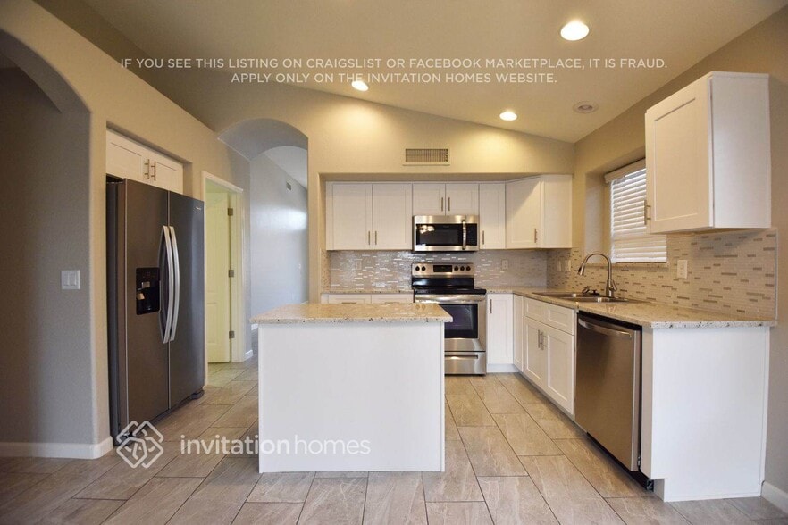 Building Photo - 16005 W Latham St