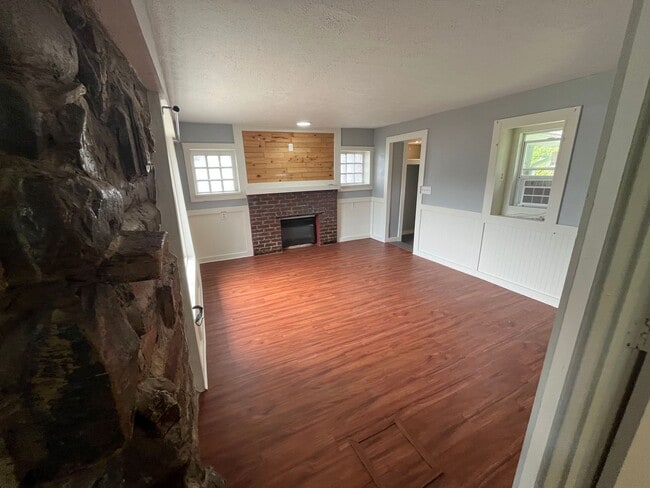 Building Photo - Quaint 1 Bedroom