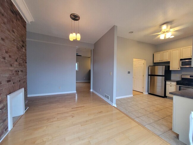 Building Photo - Beautiful 2 Bedroom Home in South Side - C...