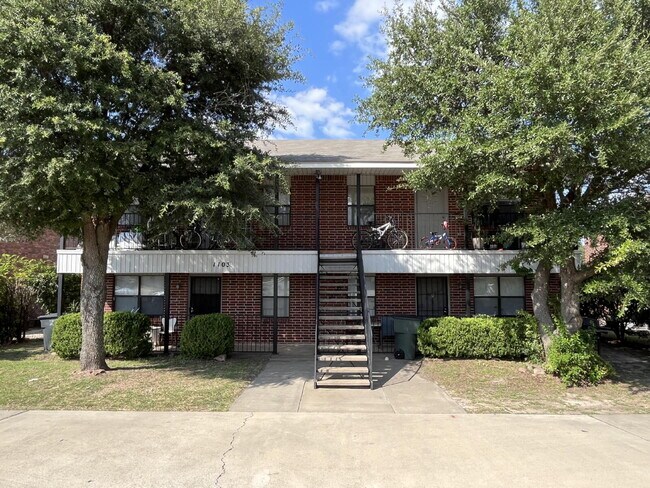 Building Photo - Spacious 2-Bedroom Apartment – Prime Locat...