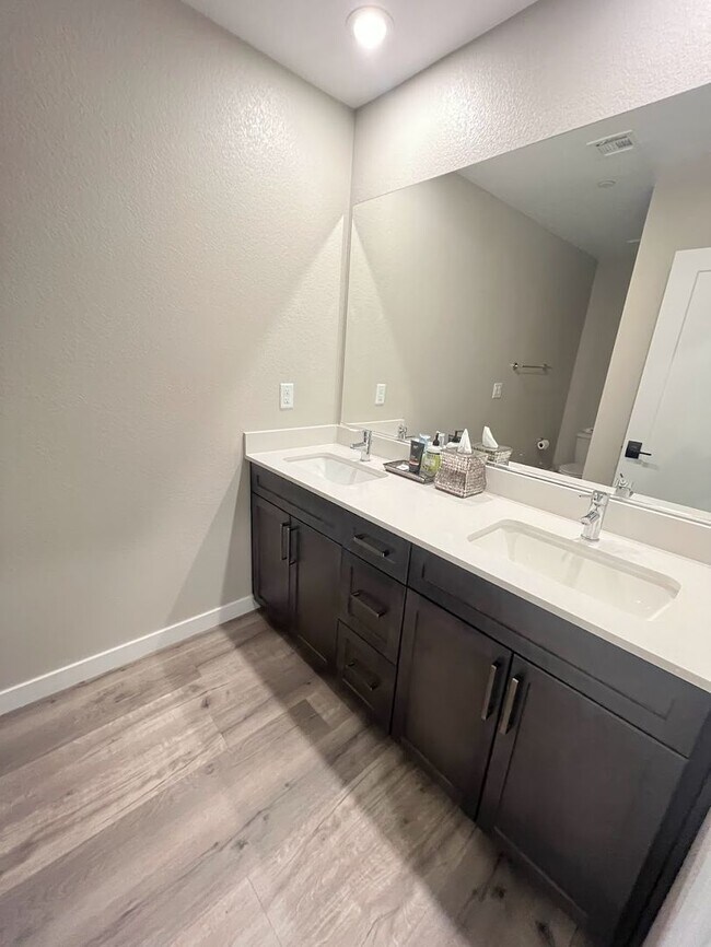 Building Photo - Beautiful 3 Bedroom Townhome in the Southw...