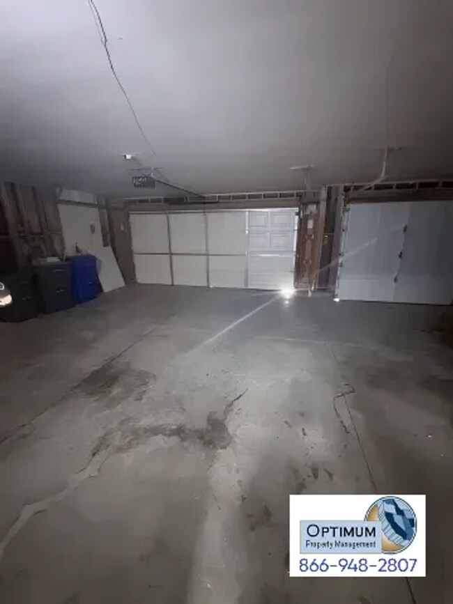 Building Photo - Spacious 4-Bedroom Home with Elegant Finishes & Convenient Location