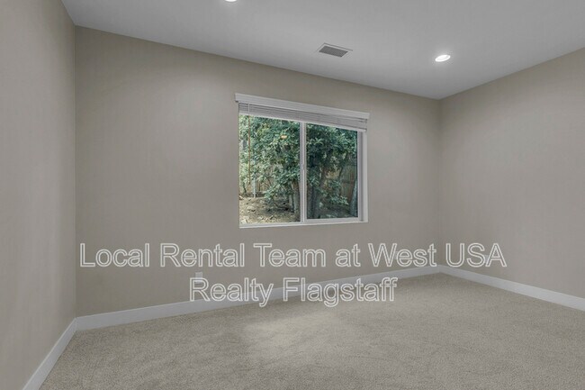 Building Photo - 781 N Forest View Dr