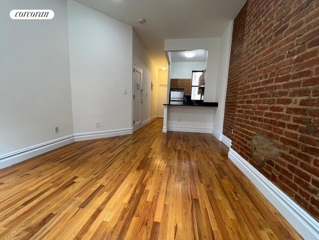 Building Photo - 147 E 90th St
