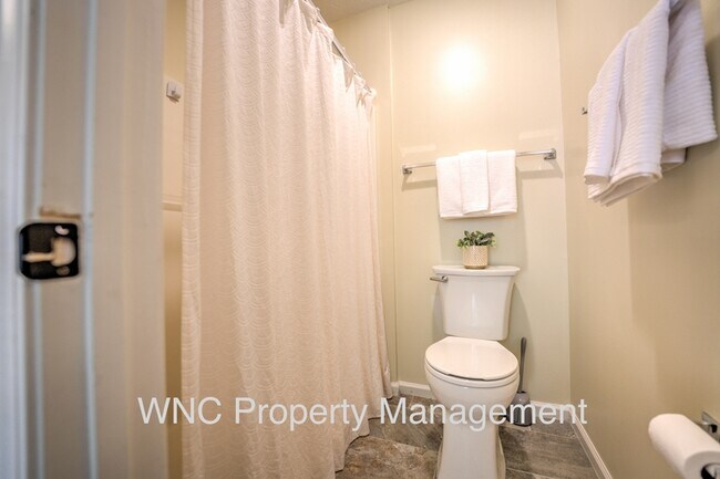 Building Photo - 302 Creeks End Cir