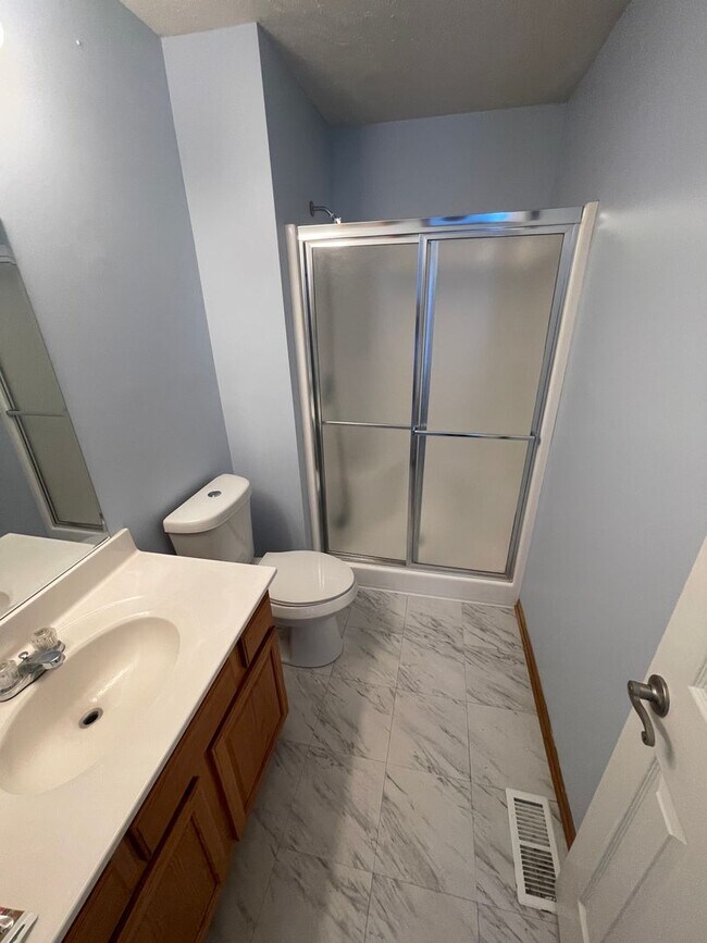 Building Photo - 3 Bedroom Minutes from Standing Bear Lake