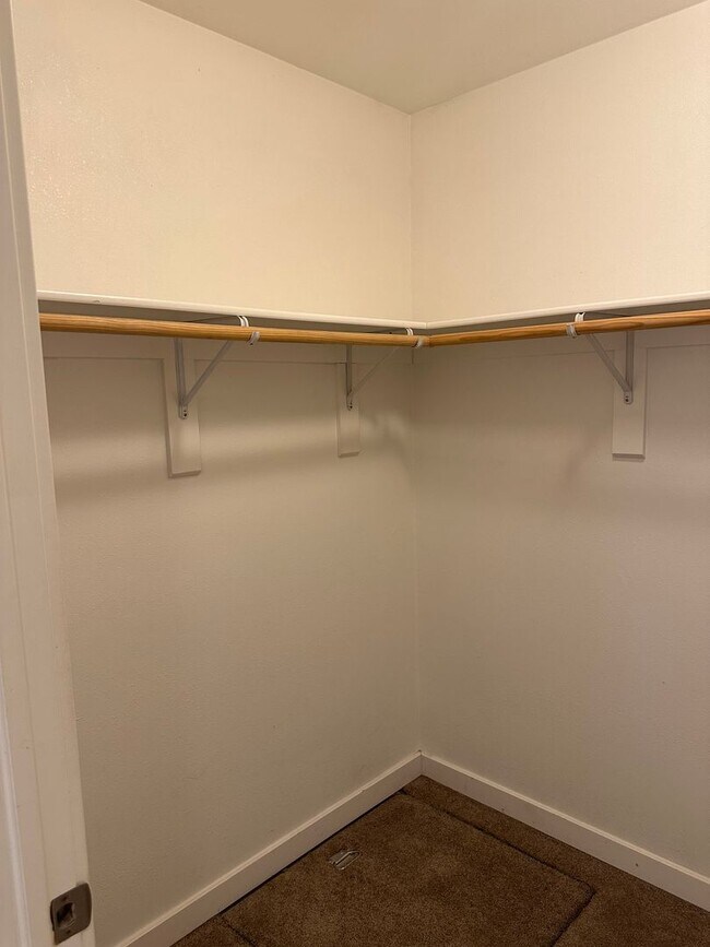 Building Photo - Updated 4 bedroom 2 bath house in Eugene!
