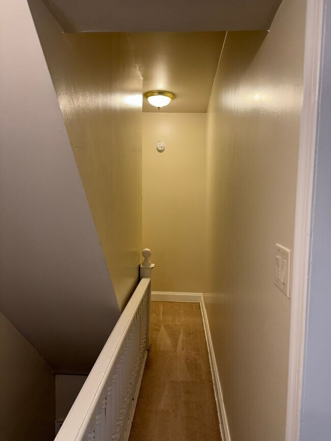 Building Photo - 412 E 4th St