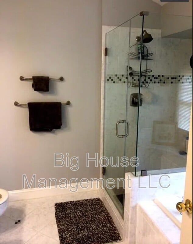 Building Photo - 5802 Appleford Dr