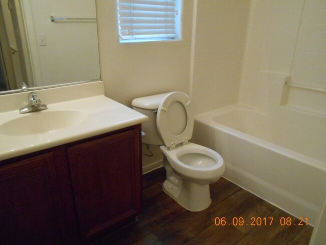 Building Photo - 3 Bedroom Single Family