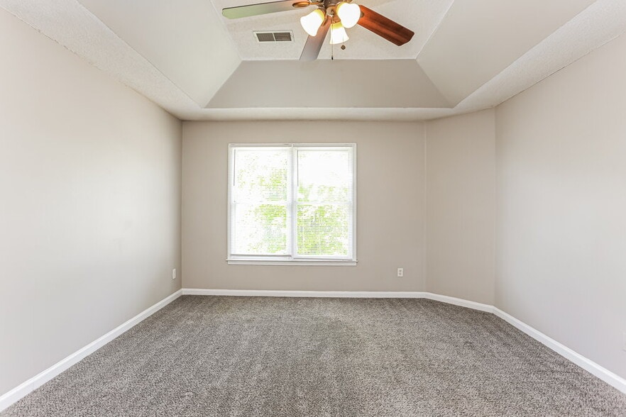 Building Photo - 460 Heathgate Dr SW