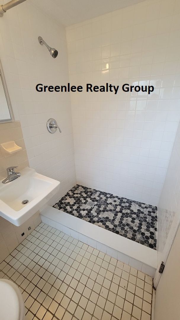 Building Photo - Updated - 3 Bed/2 Bath House with Garage