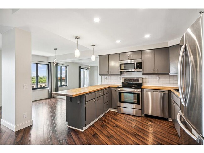 Building Photo - 2950 Dean Pkwy
