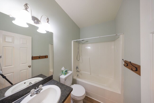 Building Photo - Three bedr. one level home in Washougal - Fenced yard