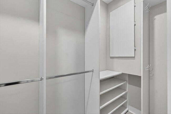 Building Photo - Lakefront 4-Bedroom Home for Rent in Beautiful Umatilla, FL