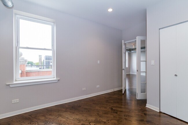 Building Photo - 3550 W Montrose Ave