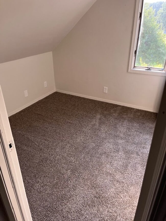 Building Photo - 3 Bedroom 2 Bathroom Single Family Home Av...