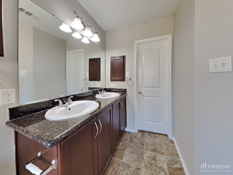 Building Photo - 952 Oak Lynn Dr