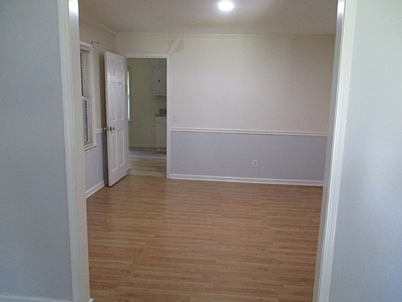 Building Photo - 2 Castlewood Dr SW