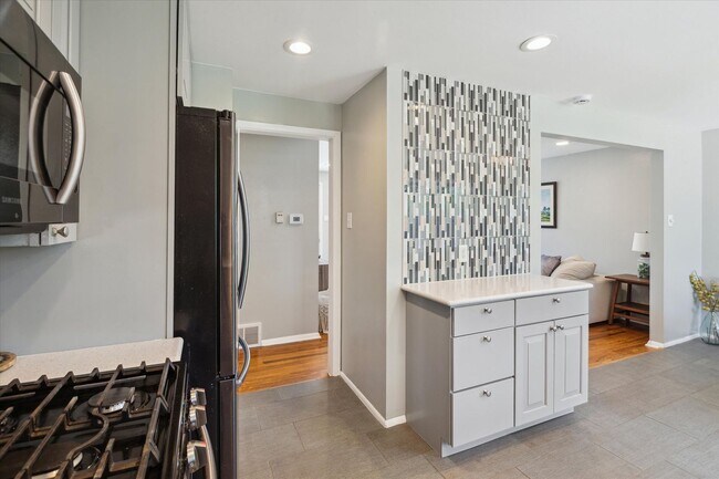 Building Photo - Move-In Ready Ranch with Modern Upgrades a...