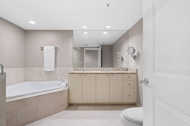 Building Photo - 600 W Las Olas Blvd