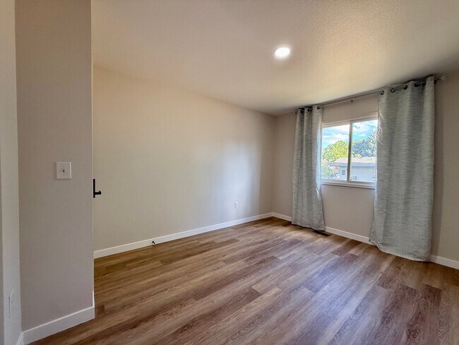 Building Photo - 411 Ruby Dr