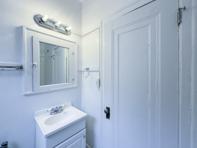 Building Photo - 2536 N Sawyer Ave