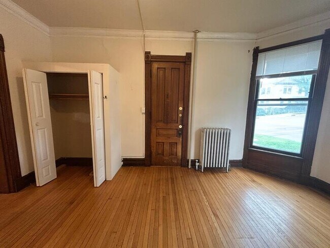 Building Photo - 319 N Pinckney St