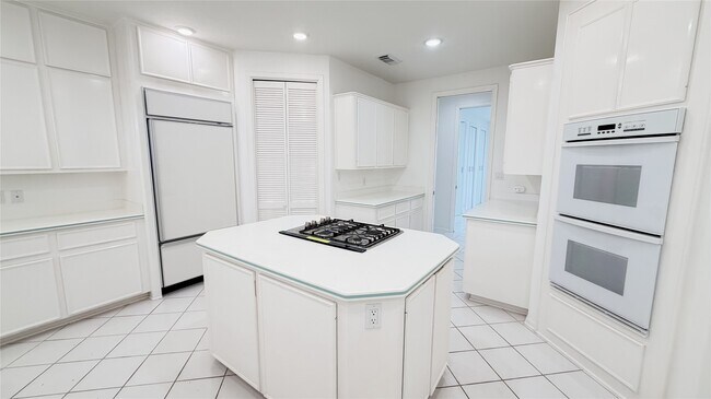 Building Photo - 4601 Country Club View