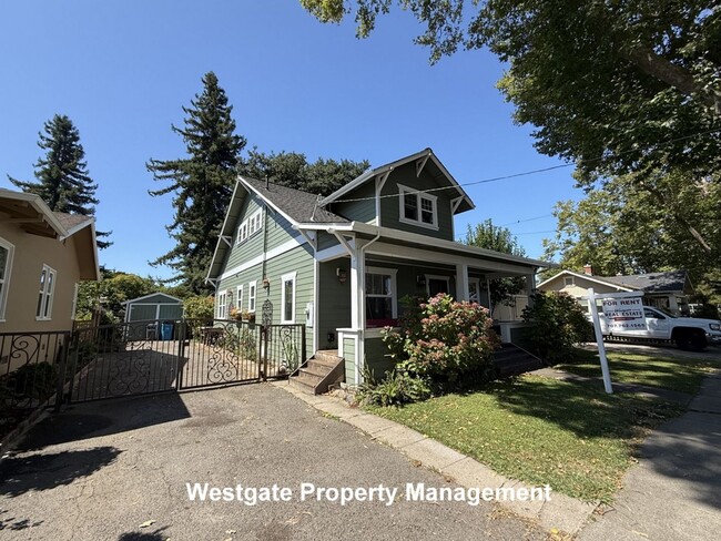 Building Photo - 612 4th St