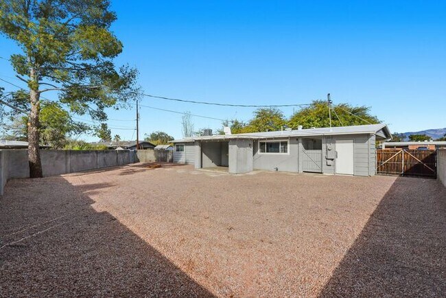 Building Photo - Spacious 3-Bed, 2-Bath East Tucson Home with Large Yard & Open Layout