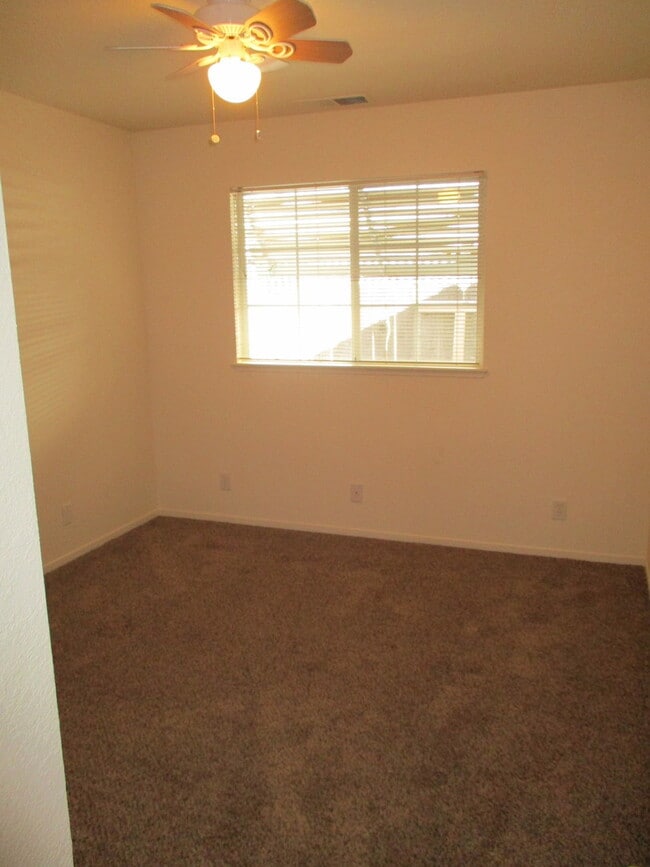 Building Photo - Culdesac Home Near Parks & Schools
