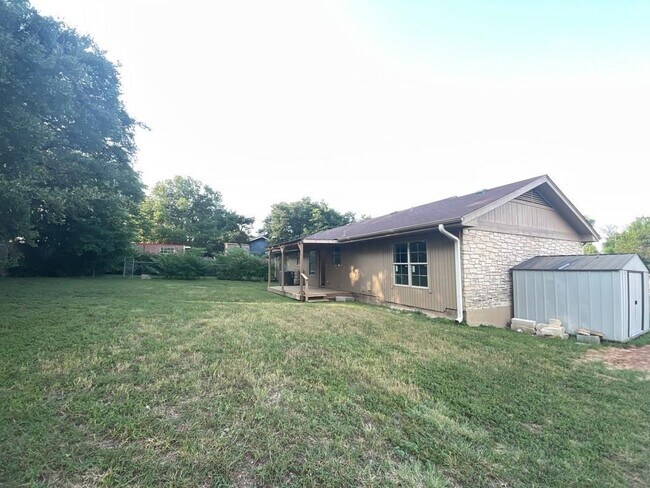 Building Photo - 2501 Peach Tree Ln