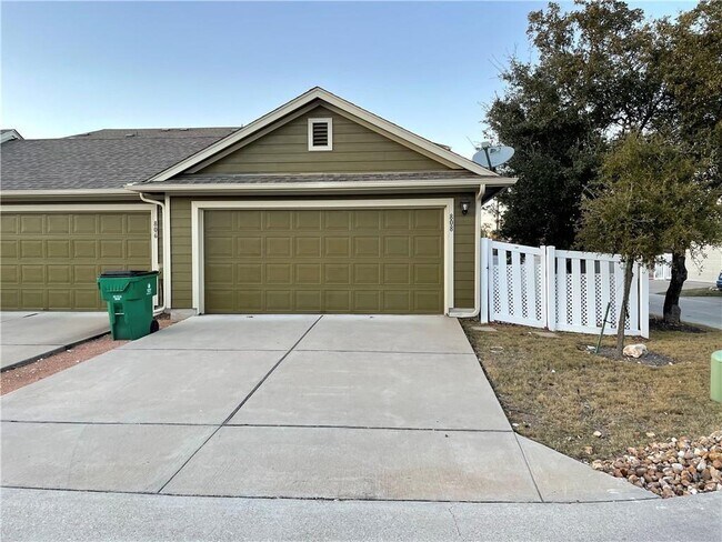 Building Photo - 808 Lost Pines Ln