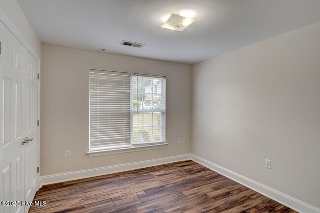 Building Photo - 2820 Bloomfield Ln