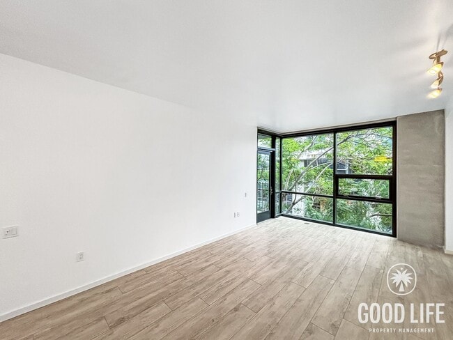 Building Photo - Stunning 1B/1BA Condo in East Village W/ A/C, W/D, Rooftop Deck, Padres Stadium Views, Community ...