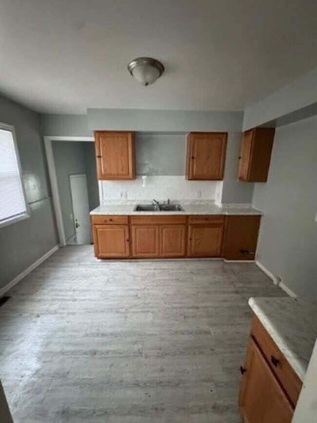 Building Photo - 7501 Lamphere- 3 Bed & 1 Bath FOR RENT