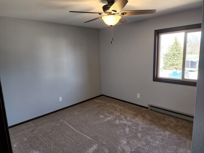 Building Photo - Sunrise Apartments LLC 16 Unit