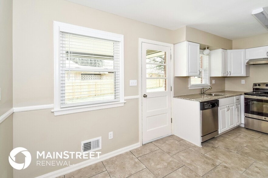 Building Photo - 2 Addison Ct