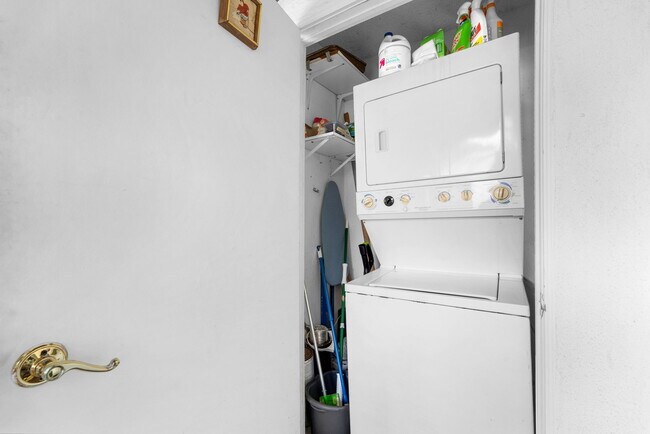 In unit W/D - 709 Agate St