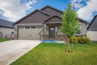 Building Photo - 3 Bedroom 2 Bath Home with 2-Car Attached ...