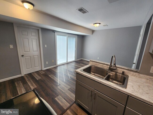 Building Photo - 46 Village Dr