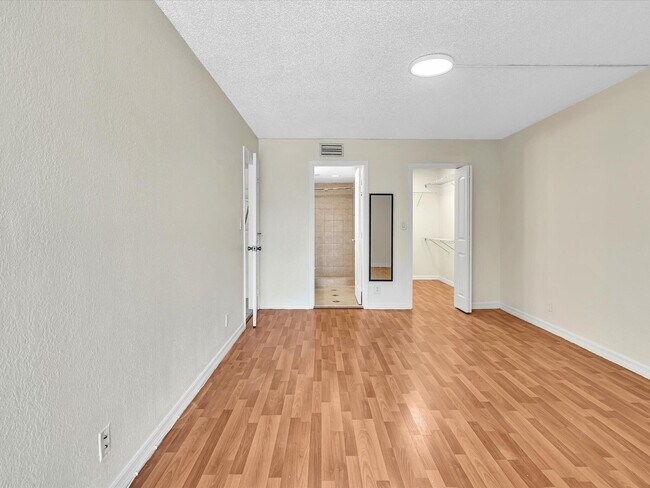 Building Photo - 220 Lakeview Dr