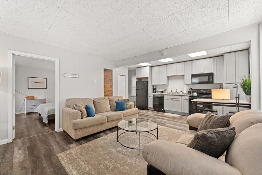 Primary Photo - 1326 W 69th St